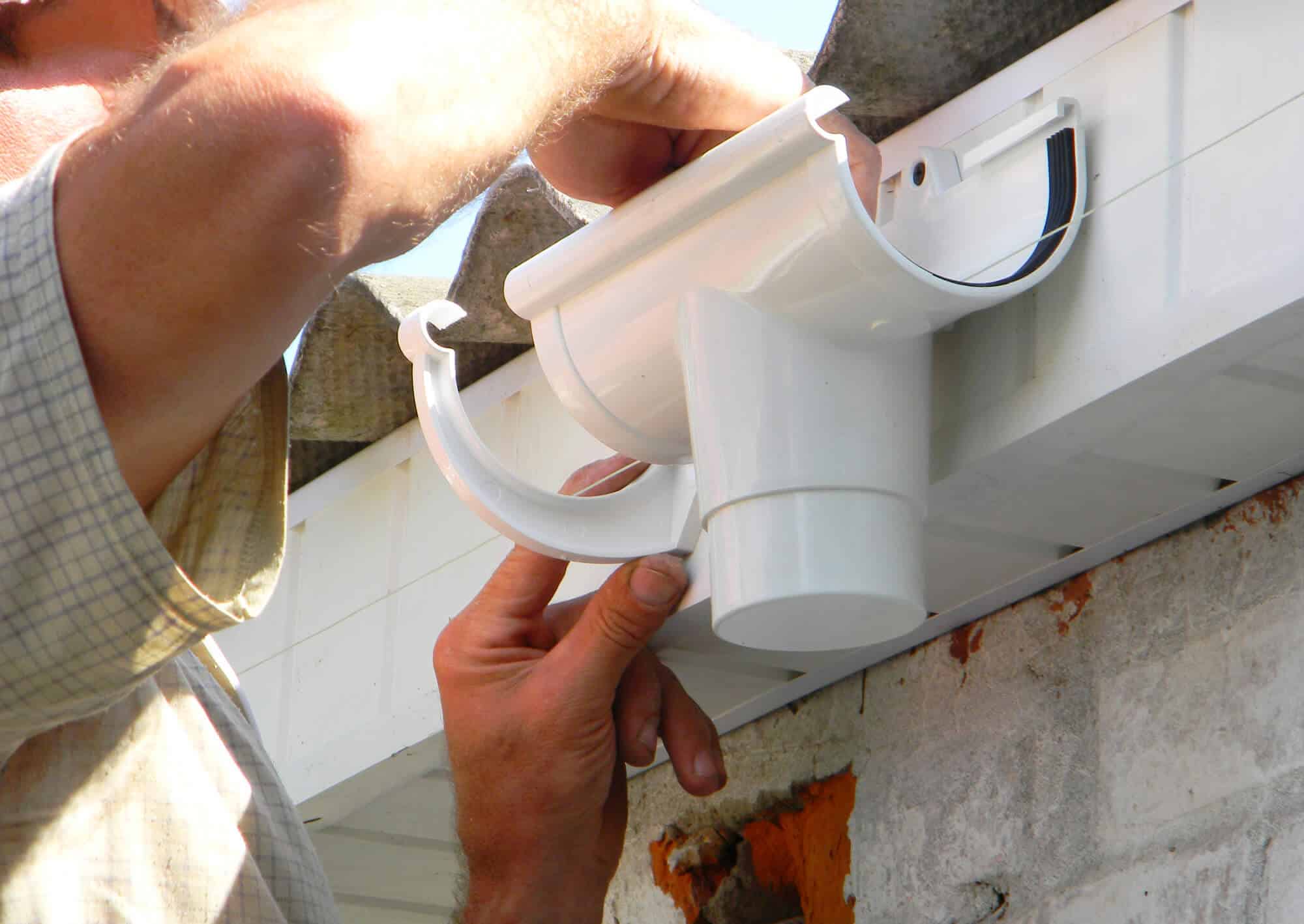 installing plastic gutter